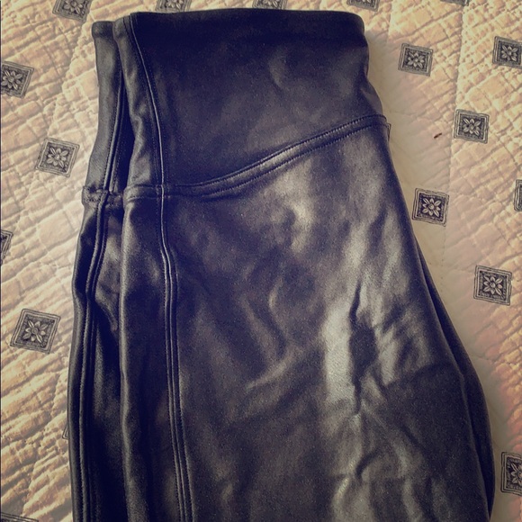 Spans faux leather leggings